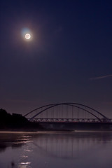 Vollmond über der Elbe