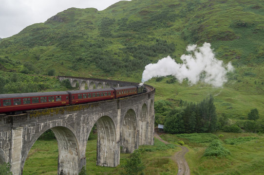 Glenfinnan train viaduct © darksideofpink