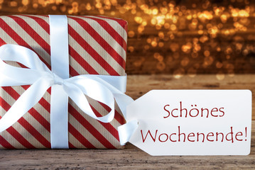 Fototapeta na wymiar Atmospheric Christmas Gift With Label, Schoenes Wochenende Means Happy Weekend