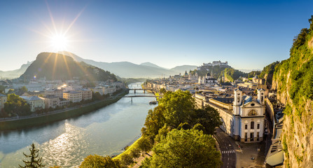 Obraz premium Panoramiczny widok na miasto Salzburg w letni poranek, Salzburg, Austria