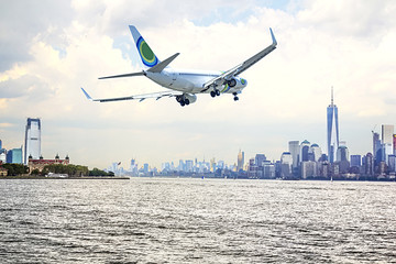 Fototapeta na wymiar Airplane flying over New York City