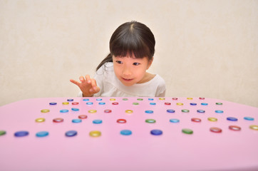 おはじきで遊ぶ女の子