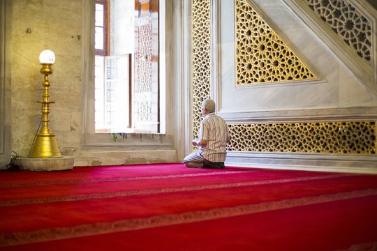 Faithful reads the Koran, Istanbul, Turkey