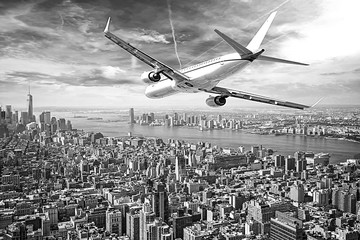 Fototapety  Airplane flying over  New York City