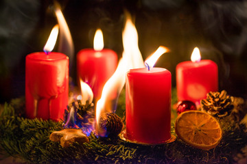 Brandgefahr durch einen brennenden Adventskranz an Weihnachten