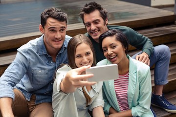 Obraz premium Happy friends taking selfie