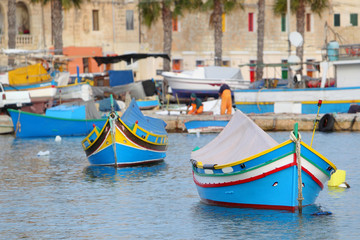 Łodzie rybackie w porcie Marsaxlokk na Malcie - obrazy, fototapety, plakaty