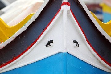 Ręcznie malowany dziób łodzi na Malcie - obrazy, fototapety, plakaty