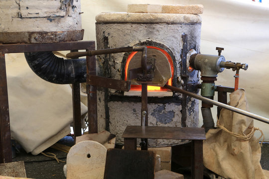 Four &agrave; p&ocirc;t. Souffleur de verre. 