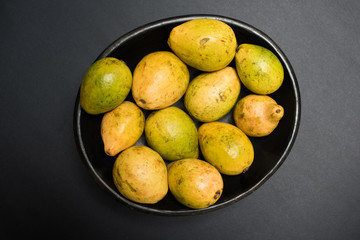 Guave - Fruta exotica tropical sobre fondo negro - fotografía de estudio