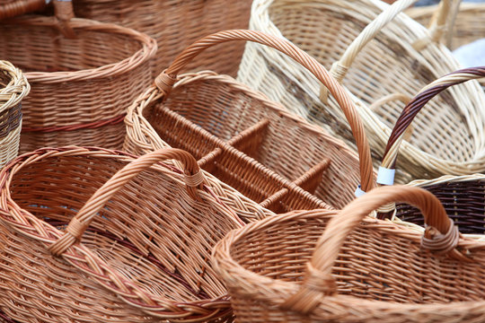 Vente de paniers en osier.