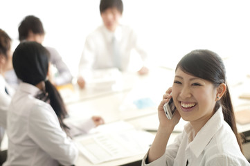 Fototapeta premium Biznes kobieta nawiązywania rozmowy telefonicznej ze smartfonem