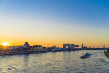 K&ouml;ln Skyline bei Sonnenuntergang