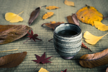 お茶と落ち葉