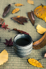 お茶と落ち葉