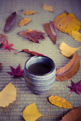お茶と落ち葉