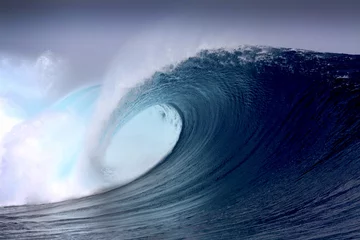 Tuinposter Tropical blue surfing wave © Longjourneys