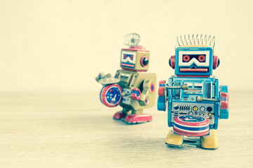 Obraz premium Old robot toy on wood table, vintage color style, vintage tone background.
