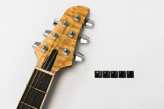 Cuerdas de guitarra, amor a la m&uacute;sica en fondo aislado
