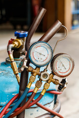 Refrigerant gas cylinder with manifold gauge