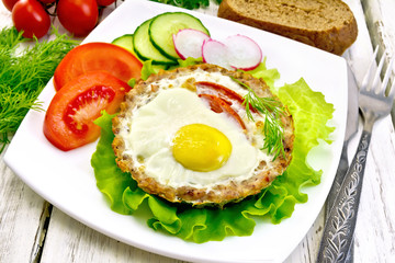Tartlet meat with egg on board