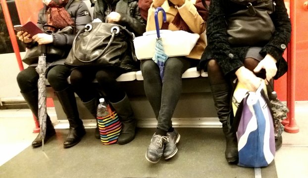 Persone sedute in metropolitana