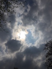 Fototapeta na wymiar Sonne durchbricht Wolken
