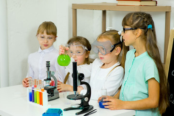 kids making science experiments