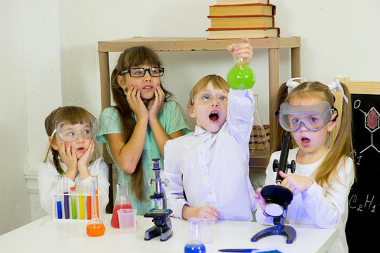 kids making science experiments