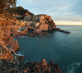 Fototapeta na wymiar Manarola 5 Terre in Liguria verso sera al tramonto