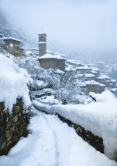 Panorama di paese con campanile in inverno con la neve