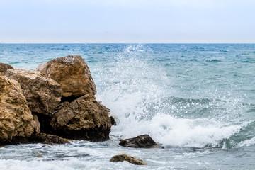 Olas rompiendo en las rocas