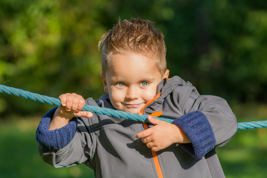 kind h&auml;lt sich an einem seil fest