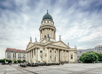 Fototapeta premium Widok na katedrę niemiecką na Gendarmenmarkt w Berlinie, Niemcy, Europa, styl Vintage filtrowany