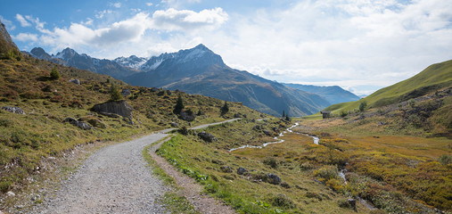 Rad- und Wanderweg am Bach entlang in malerischer Schweizer Alpe
