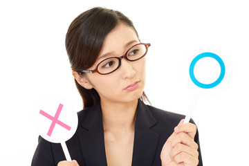 判定する女性