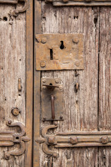 Vieille serrure sur porte de bois ancienne