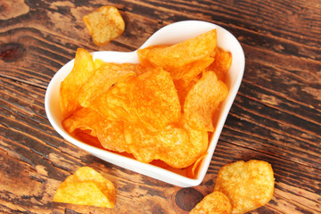 Liebe zu  Kartoffelchips, weißes Porzellanschälchen, Herz 