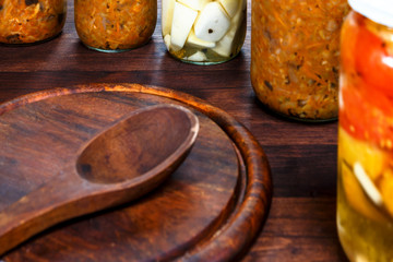 овощные закуски законсервированные в стеклянные банки на полке