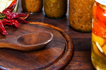 овощные закуски законсервированные в стеклянные банки на полке