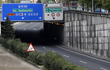 SEÑALES DE TRÁFICO EN LA ENTRADA A UN TUNEL DE LA M30 MADRID