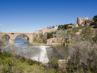 Fototapeta na wymiar Toledo mit Franziskanerkloster San Juan des los Reyes und Fluss Tajo, Spanien