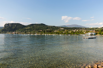 Naklejka premium Żaglówki w porcie Porto di Bardolino nad jeziorem Garda. Włochy