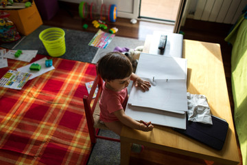 Niño jugando con pinturas