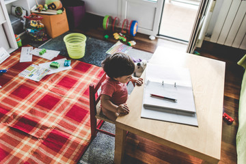 Niño jugando con pinturas