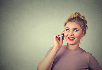 Obraz premium Portrait of a young woman talking on mobile phone