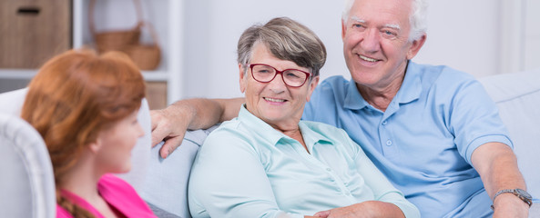 Obraz premium Seniors looking at their nurse