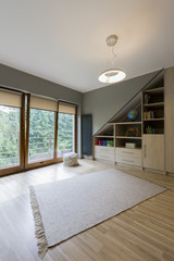 Natural colours in teenager's discrete room decor