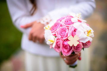 Obraz na płótnie Canvas bouquet of flowers in hands bride