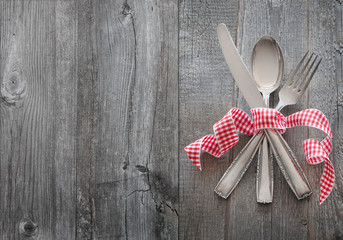 Besteck auf rustikalem Holzuntergrund 2 © peterschreiber.media